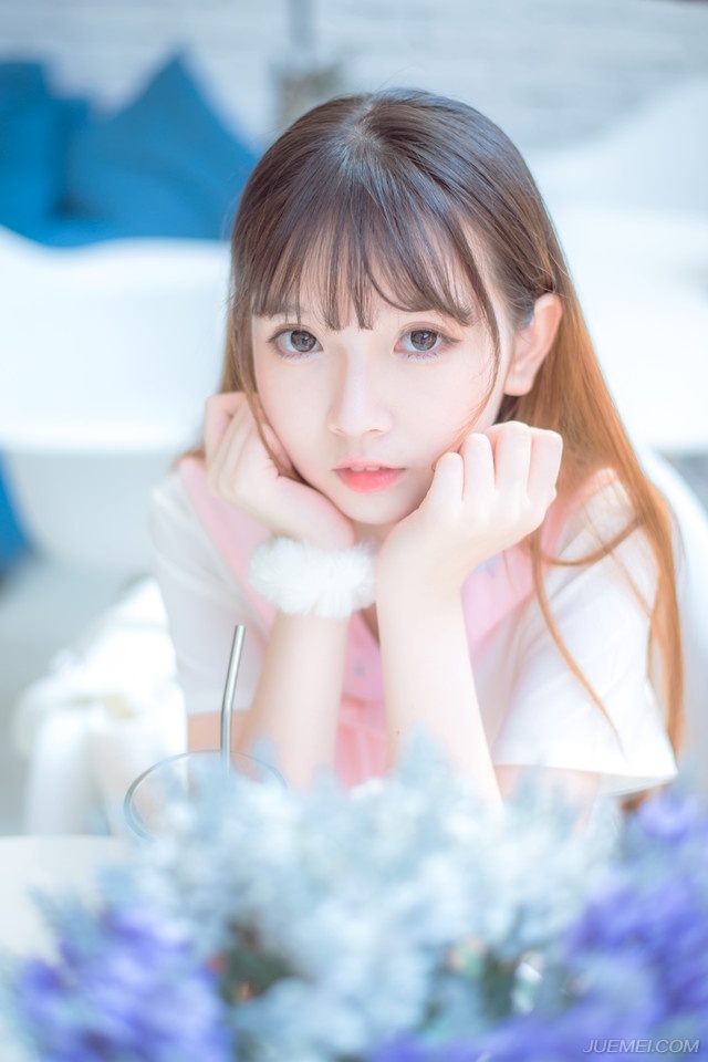 一个真正的朋友会握着你的手，触动你的心。